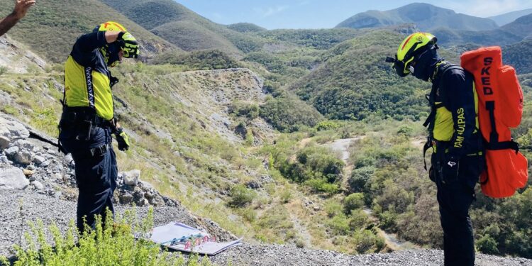 Rescata PC a jóven que cayó en barranco