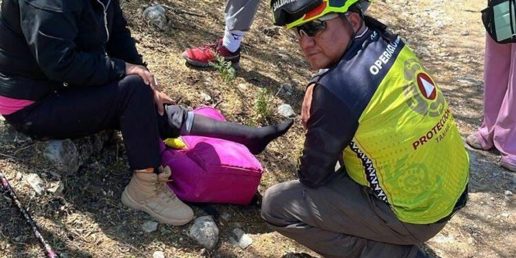 Rescatan a senderistas que sufrieron accidente