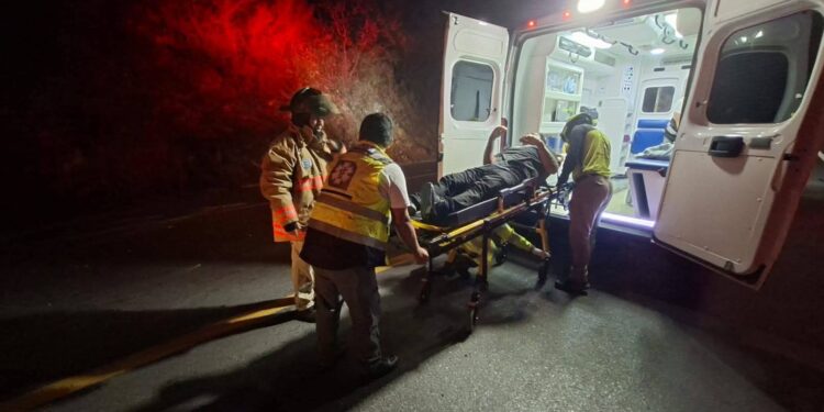 Choque de tractocamiones con químicos deja dos heridos