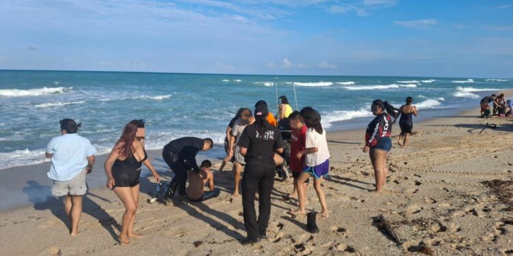 Salvan a menores atrapados en el mar