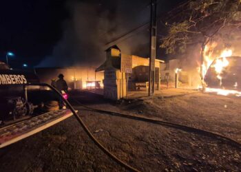 Fuego consume vehículo y taquería en la Pedro Sosa