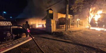 Fuego consume vehículo y taquería en la Pedro Sosa