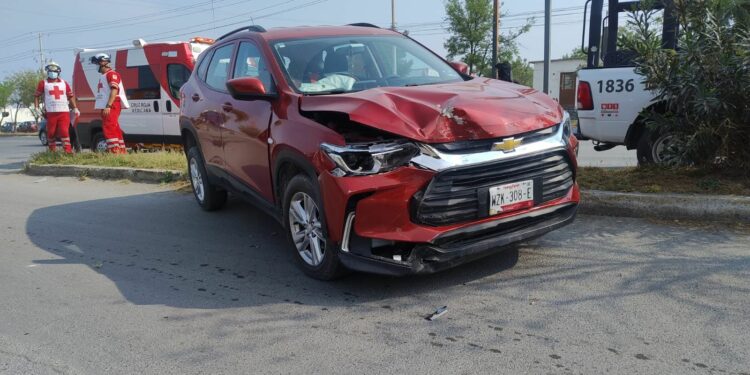 Choque con volcadura deja tres heridos frente a la Normal Superior