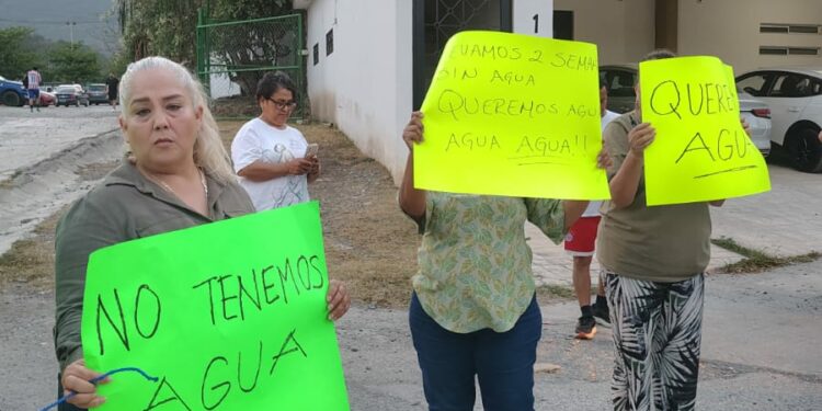 Vecinos bloquean libramiento por falta de agua en Victoria