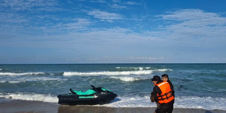 Salvan a menores atrapados en el mar