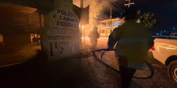 Fuego consume vehículo y taquería en la Pedro Sosa