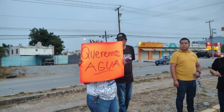Vecinos bloquean libramiento por falta de agua en Victoria