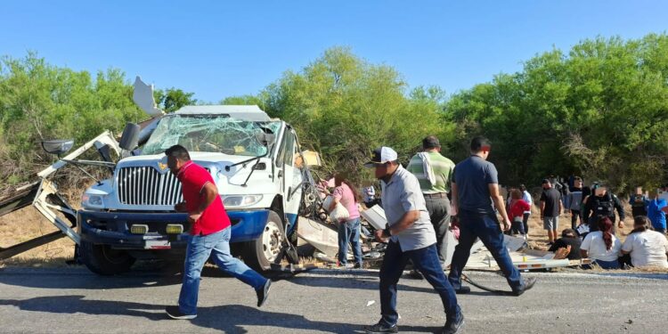 Vuelca autobús en Padilla; 15 personas heridas
