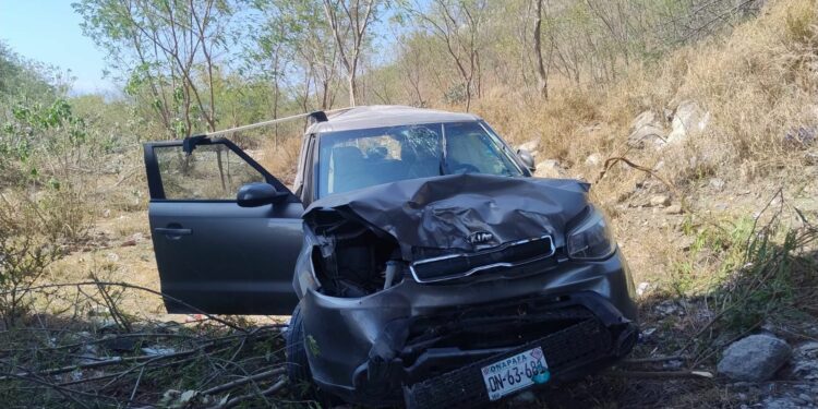 Vehículo cae del puente en libramiento; madre e hija lesionadas