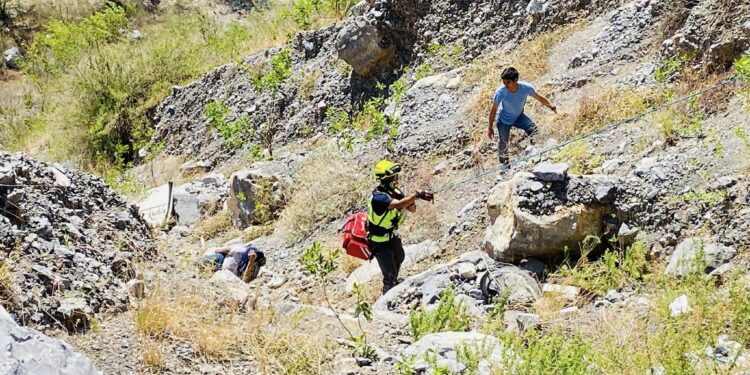 Rescata PC a jóven que cayó en barranco