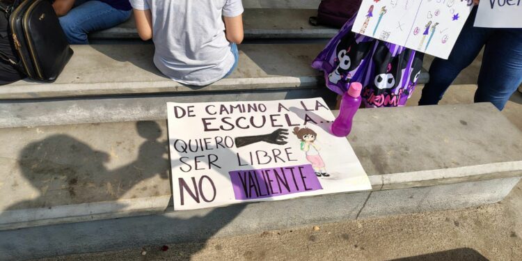Marchan mujeres exigiendo respeto a sus derechos