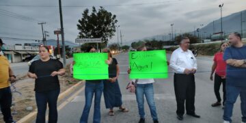 Vecinos bloquean libramiento por falta de agua en Victoria
