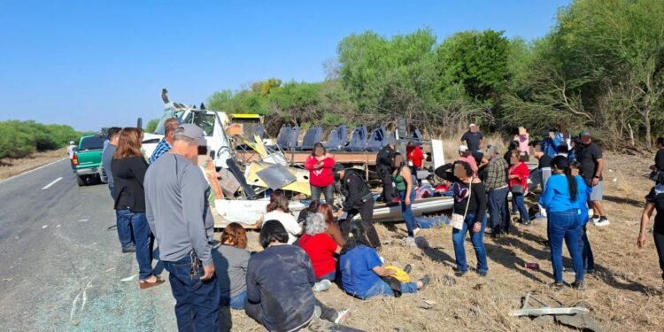 Vuelca autobús en Padilla; 15 personas heridas