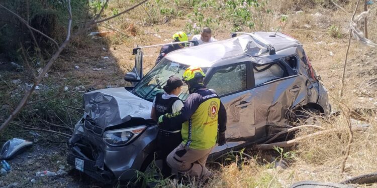Vehículo cae del puente en libramiento; madre e hija lesionadas