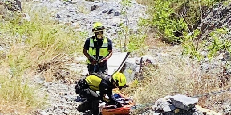 Rescata PC a jóven que cayó en barranco