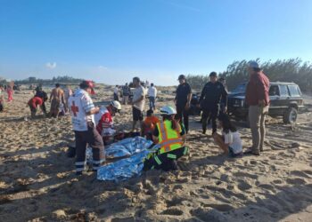 Salvan a menores atrapados en el mar