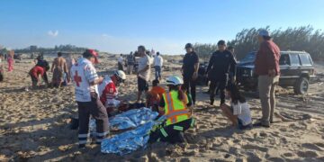 Salvan a menores atrapados en el mar