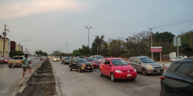 Vecinos bloquean libramiento por falta de agua en Victoria
