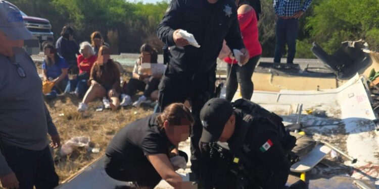 Vuelca autobús en Padilla; 15 personas heridas