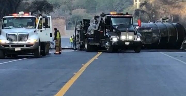 Choque de tractocamiones con químicos deja dos heridos