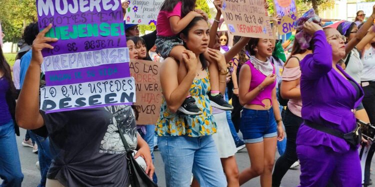 Marchan mujeres exigiendo respeto a sus derechos