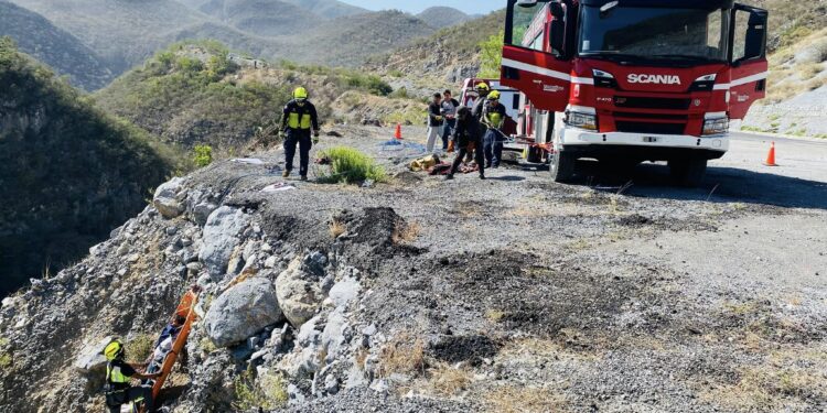 Rescata PC a jóven que cayó en barranco