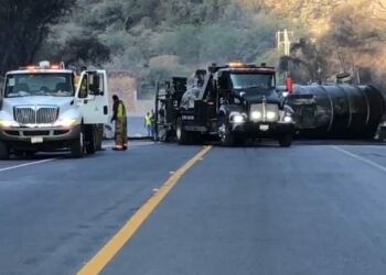 Choque de tractocamiones con químicos deja dos heridos