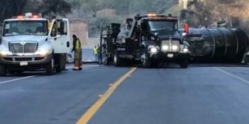 Choque de tractocamiones con químicos deja dos heridos