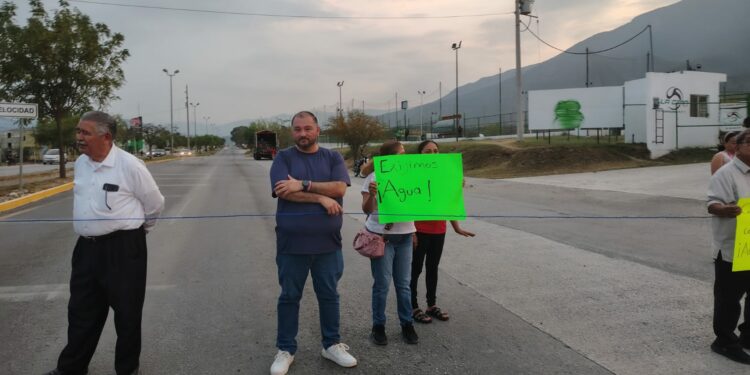 Vecinos bloquean libramiento por falta de agua en Victoria