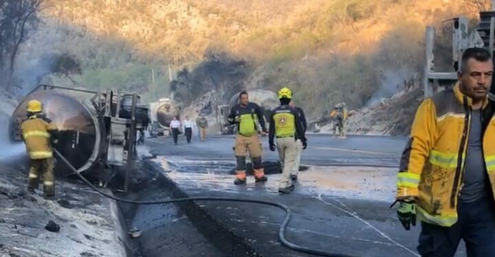Choque de tractocamiones con químicos deja dos heridos