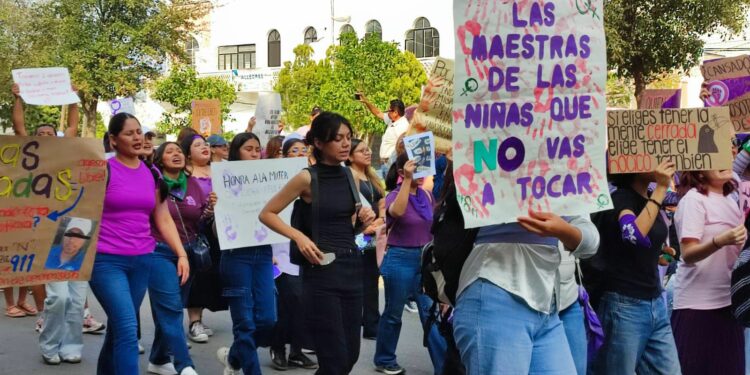 Marchan mujeres exigiendo respeto a sus derechos