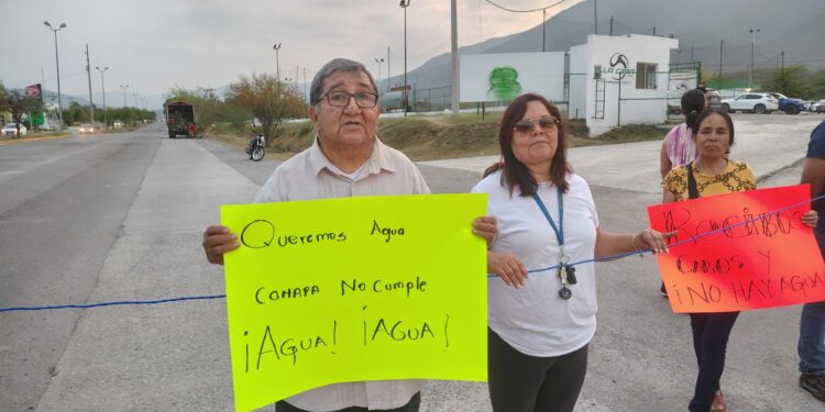 Vecinos bloquean libramiento por falta de agua en Victoria