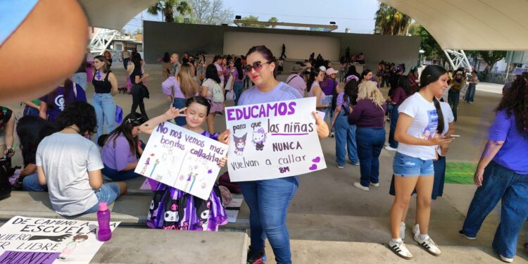 Marchan mujeres exigiendo respeto a sus derechos