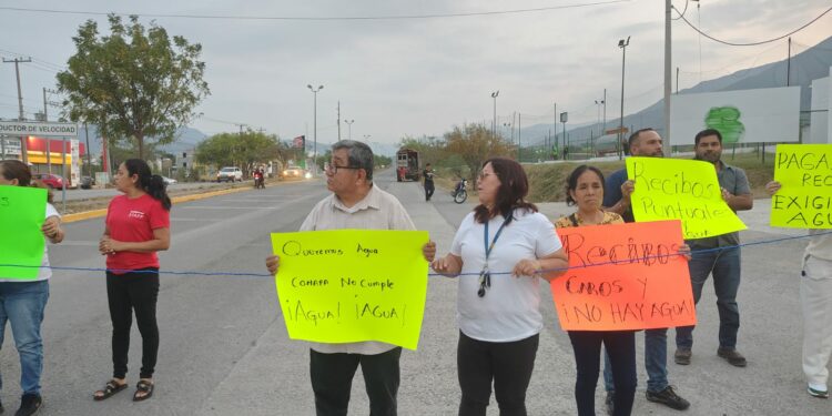 Vecinos bloquean libramiento por falta de agua en Victoria