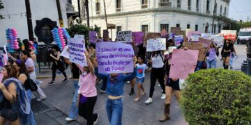Marchan mujeres exigiendo respeto a sus derechos