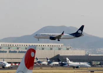 SRE emite alerta por cierres de espacio aéreo en Medio Oriente