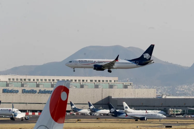 SRE emite alerta por cierres de espacio aéreo en Medio Oriente