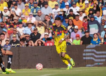 Las Águilas derrotan a los Gallos Blancos en La Corregidora