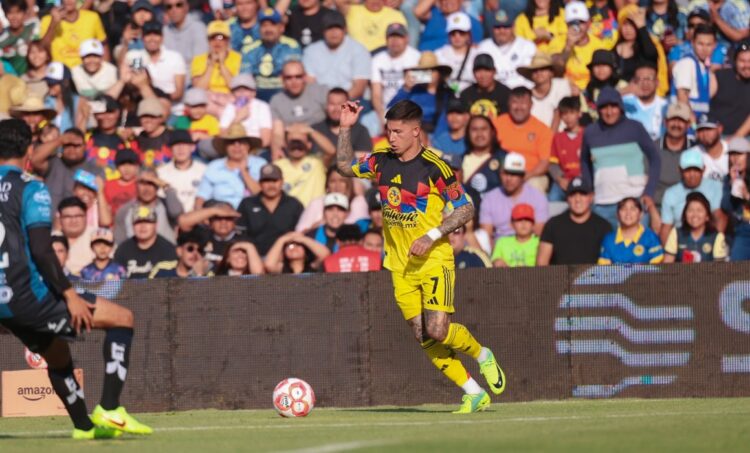 Las Águilas derrotan a los Gallos Blancos en La Corregidora