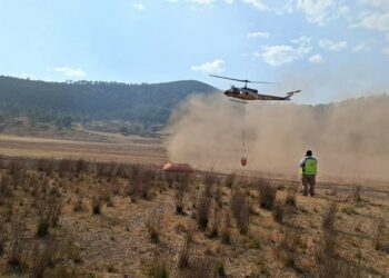 Combaten incendio forestal en Miquihuana con apoyo aéreo