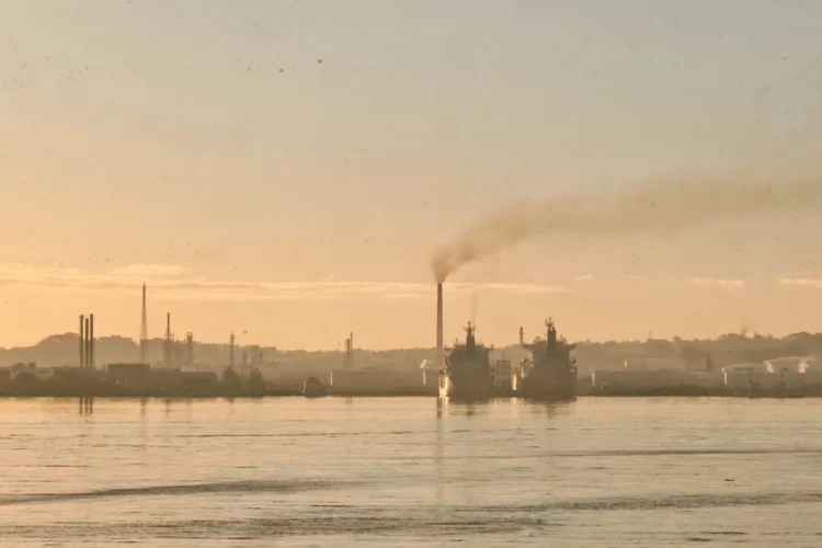 EU cede y deja pasar petróleo ruso a Cuba