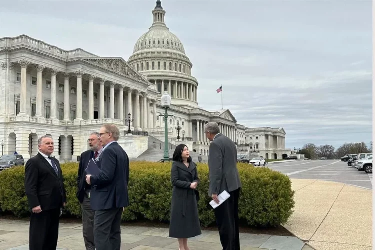 Senado de EU frena intento para limitar facultades militares de Trump