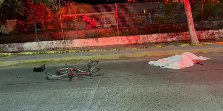 Ciclista fallece atropellado en Eje Vial Lázaro Cárdenas