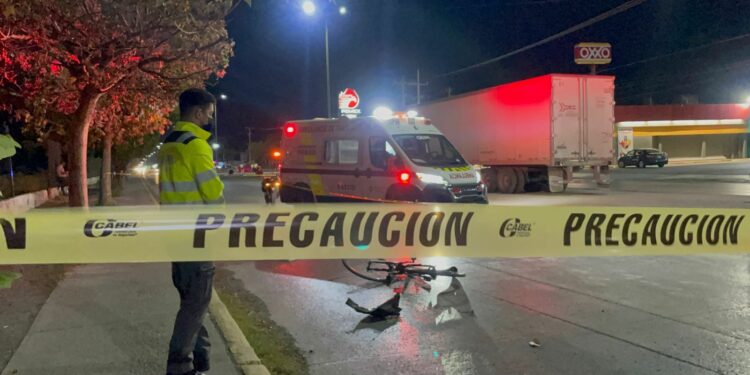Ciclista fallece atropellado en Eje Vial Lázaro Cárdenas