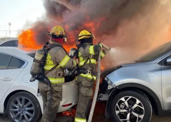 Incendio consume alrededor de 30 vehículos en lote de aseguradora