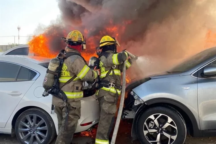 Incendio consume alrededor de 30 vehículos en lote de aseguradora