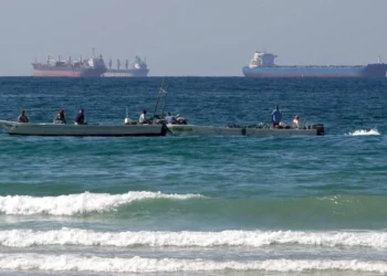 Petrolero cruza Ormuz bajo escolta naval de Estados Unidos