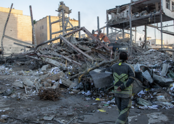 Trump exige rendición total de Irán