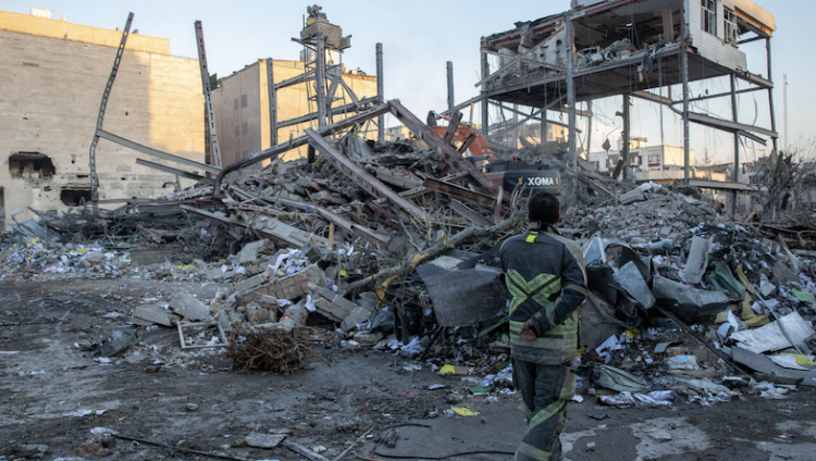 Trump exige rendición total de Irán