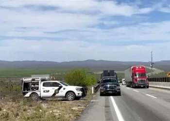 Muere pistolero tras ataque a policía en autopista a Laredo